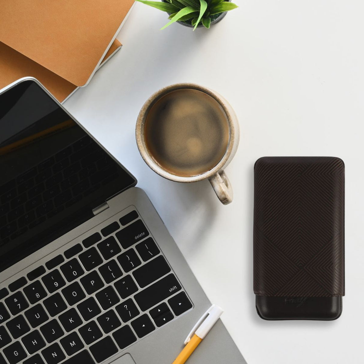 Davidoff Leaf Leather Soft Cigar Cases - Brown 3-Finger XL -  Flatlay