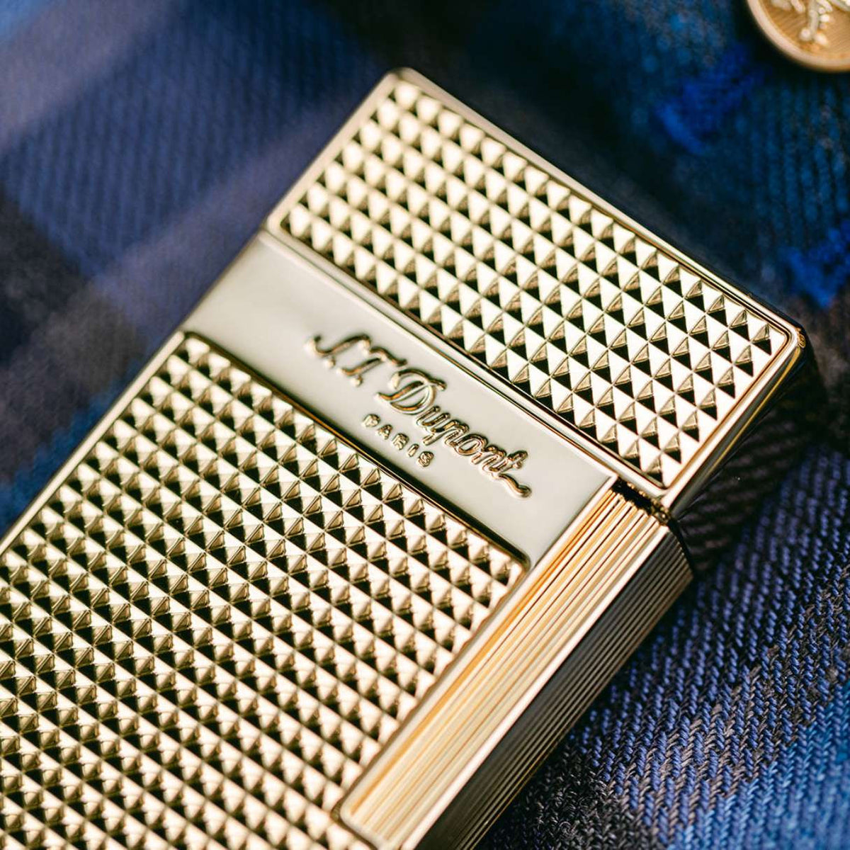 S.T. Dupont Biggy Flat Torch Flame Cigar Lighter - Diamond Head Gold - Right Facing