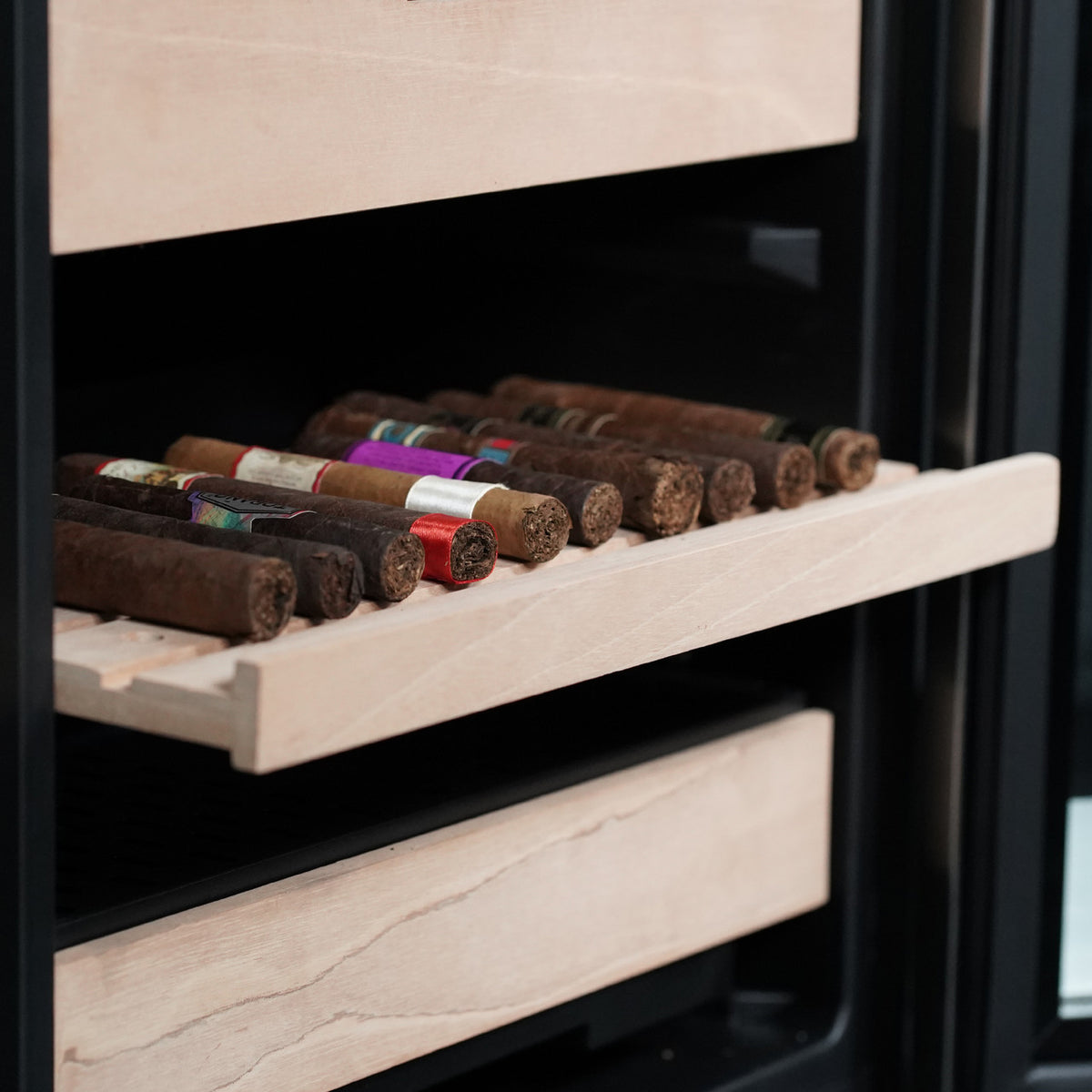 Whynter CHC-421HC Elite Touch Control Stainless 400-Cigar Cooler Humidor 4.2 cu. ft.  - Interior Humidity Tray Side